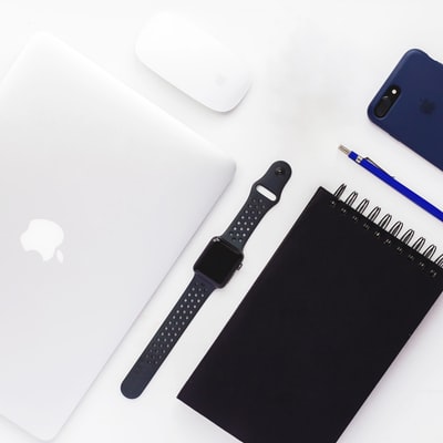 平板摄影的空间灰色铝壳苹果手表与耐克运动乐队，螺旋书，MacBook白色，苹果魔术鼠标，黑色iPhone7加上蓝色的情况